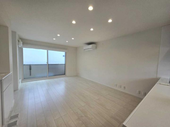 リビング・ダイニング:カウンターキッチンからはリビングダイニングを見渡せます