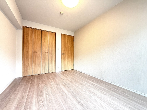 南面バルコニーに面する約6.0帖の洋室