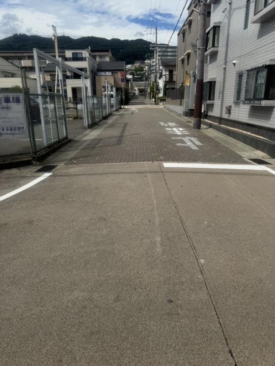 東側公道　約５．７ｍ　