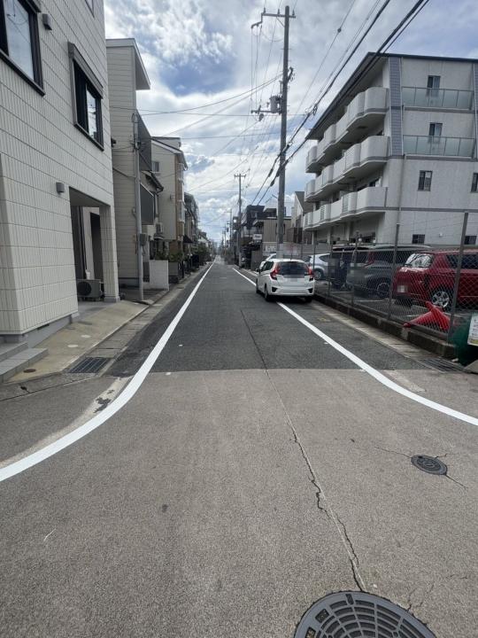 北側公道　約５．８ｍ　前面道路はゆとりございますので駐車も楽々