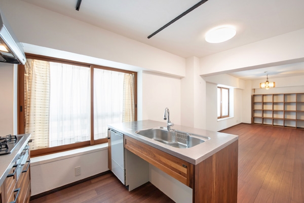 家族とゆったり時間を過ごせる広々した約22.5帖のリビングダイニングキッチン。明るさと風が入る窓配置