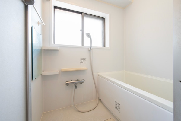 広々としたお風呂で1日の疲れが癒せます。浴室には窓があり明るく開放感のあるお風呂タイムが過ごせます。