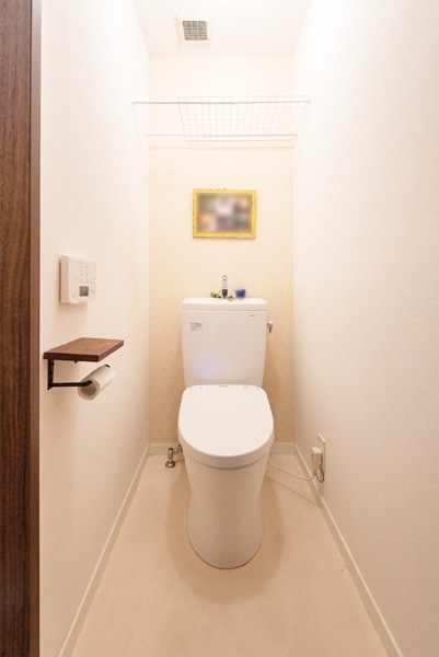 温水洗浄便座付きの清潔感のあるトイレです。毎日使う場所だから、より快適な空間に仕上げられています。