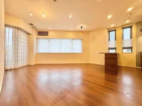 ワイドな窓のついた明るく開放感のあるリビングダイニング