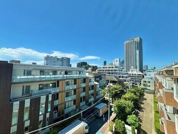 晴れた日にはリビングダイニングから青空を望めます。