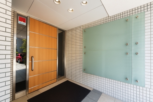 ガラスやタイルを活かしたエントランス