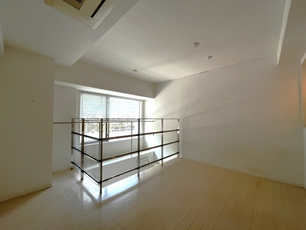 窓から差し込む光が印象的な洋室1