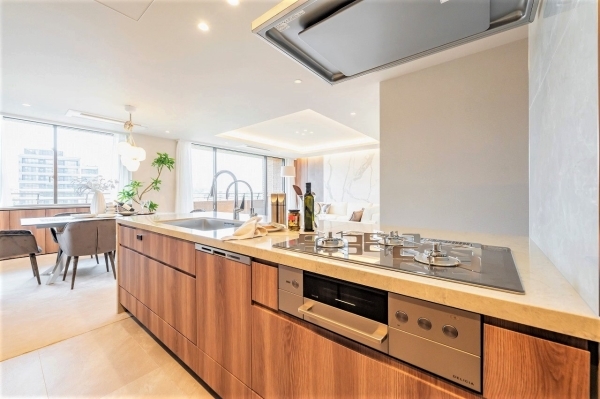 家族が集まる明るいキッチン