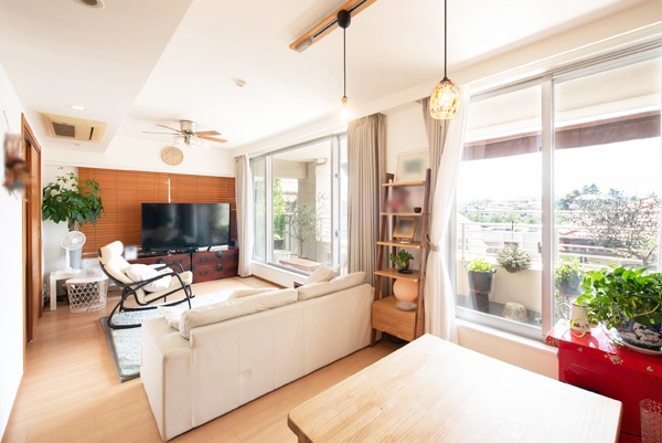 角部屋を活かした二面彩光で、開放感のある明るい室内です。足元からお部屋を暖める床暖房を標準装備。