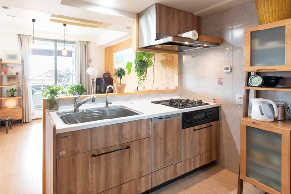 キッチンは食器洗乾燥機付。対面式キッチンでご家族とコミュニケーションをとりながら料理が楽しめます