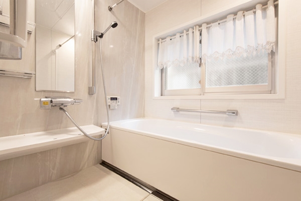 広々としたお風呂で1日の疲れが癒せます。浴室乾燥機付きで天候や時間帯に関わらず洗濯ができます