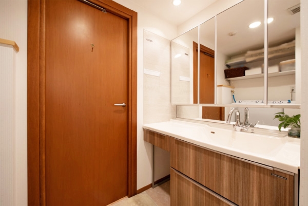 洗面室は豊富な収納スペースがあり水栓周りがスッキリと片付き、綺麗に整理された空間で身支度ができます