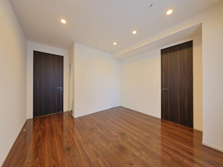 洋室(約7.8帖)には約3.9帖のウォークインクローゼットがございます。