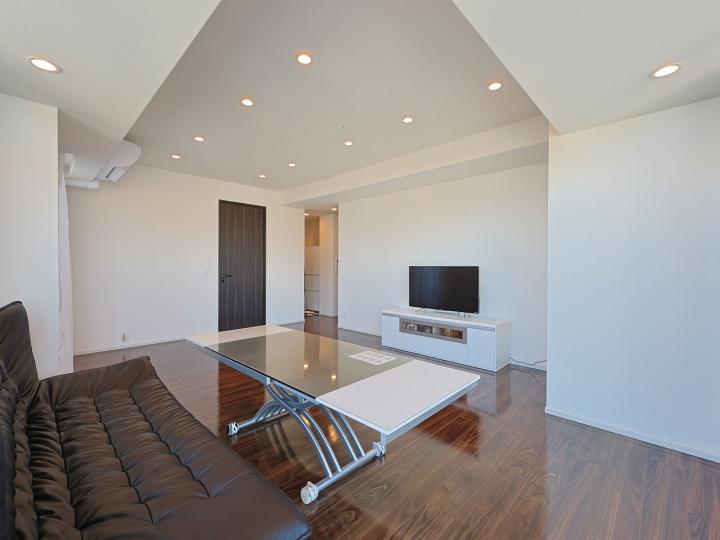 フローリングにはコーティング加工がされているため、光沢感があります。