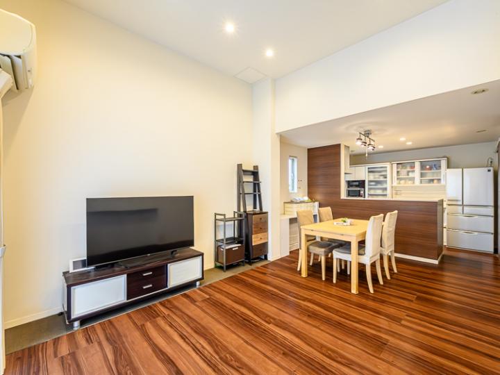 深みのあるダークブラウンのフローリングがシックでモダンな暮らしを実現