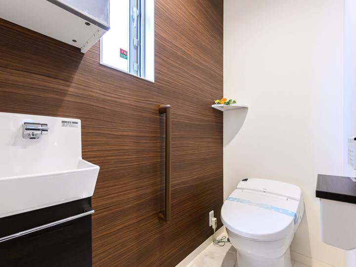 白を基調としたシンプルな清潔感のあるトイレです。