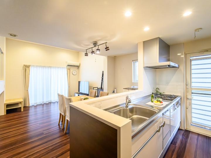 キッチンはリビング全体を見渡せる配置となっています。家族の存在を感じながら家事ができます。