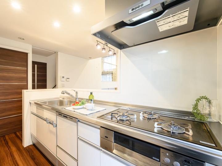 カウンターがついておりご飯の主役たちがこちらに待機します。