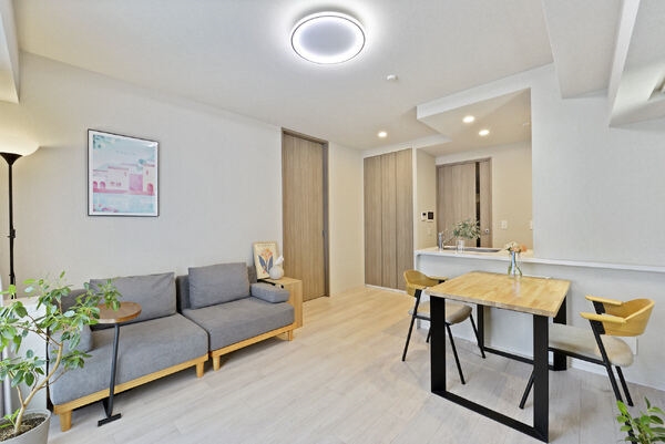 ※販売対象に家具・調度品は含まれません。隣室はハイドア、キッチンは対面式で、すっきりとした印象です。