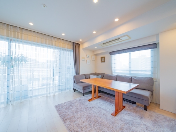 ダウンライト仕様で、天井がフラットに仕上がっています