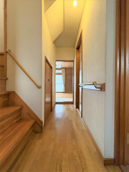 1階廊下 北側に勝手口がございます。