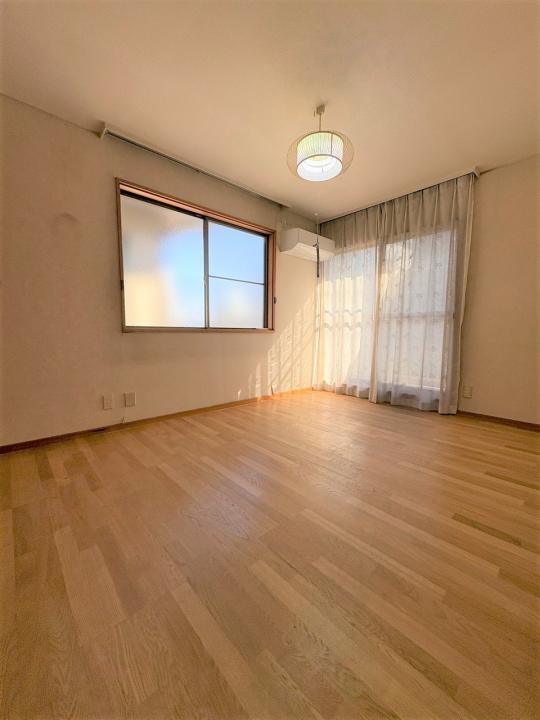 2階洋室約6.1帖 バルコニーがございます。