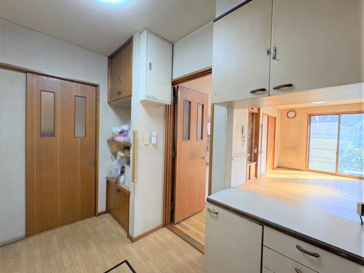 勝手口・造り付け収納がございます。