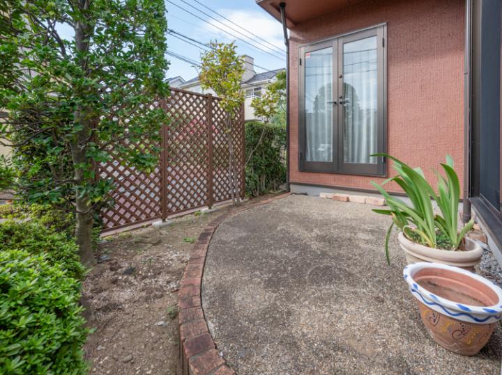 リビング部分から庭へ出ることができます