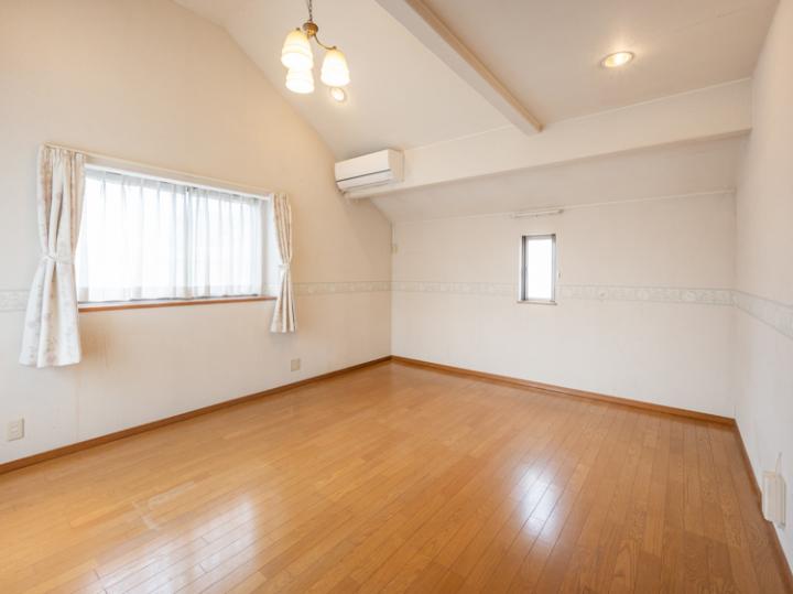 約10.9Jの南向き主寝室