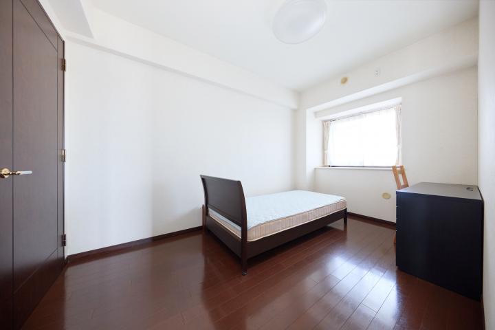 ウォークインクローゼット、本棚付きの6帖の居室