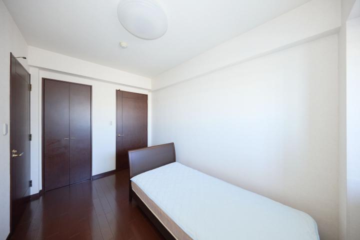 ウォークインクローゼット、本棚付きの6帖の居室