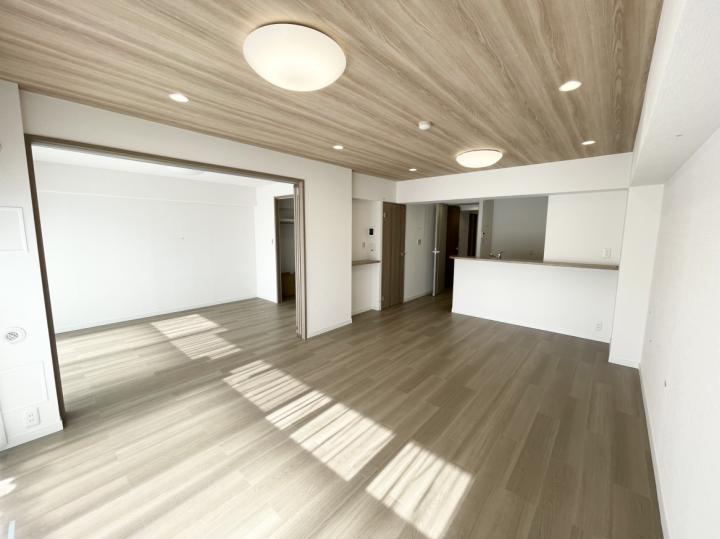 解放感ある可動式間仕切りのリビング