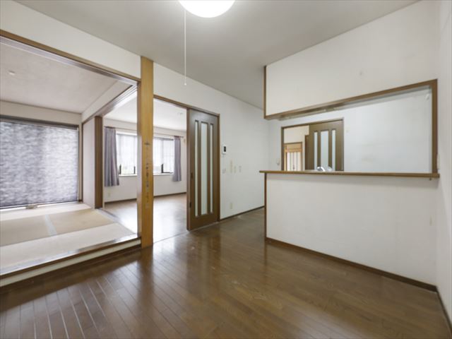 リビングダイニングに和室が隣接。便利ですよ。