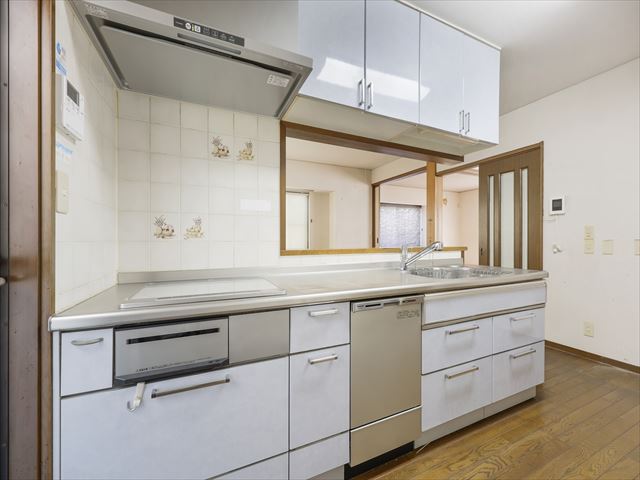 高温・高圧洗浄でお皿の汚れをすっきり落とせる食器洗浄乾燥機付!