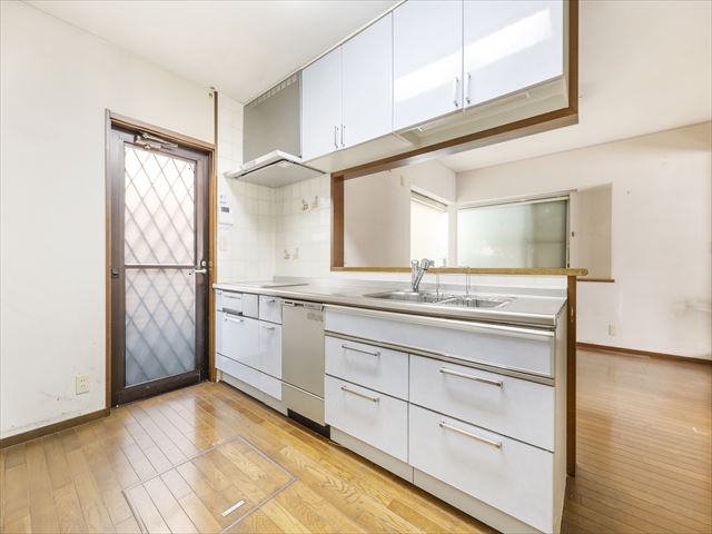 キッチンはリビング全体を見渡せる配置となっています。家族の存在を感じながら家事ができます。