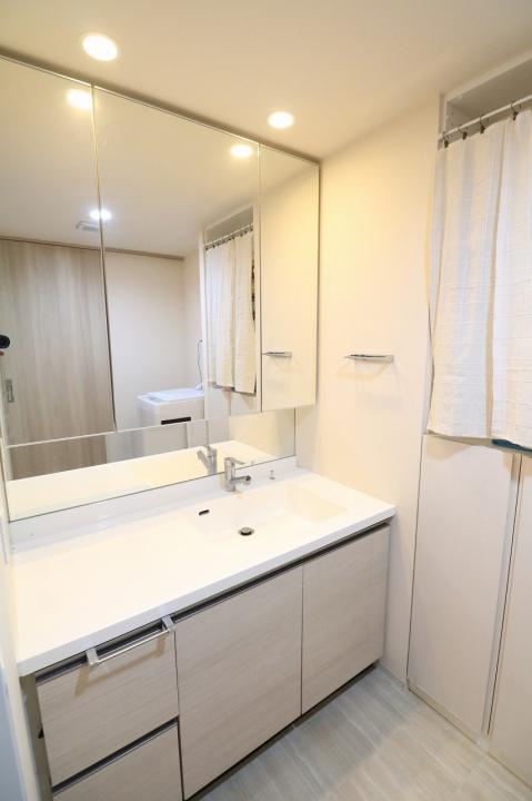 三面鏡裏に収納スペースがあります。