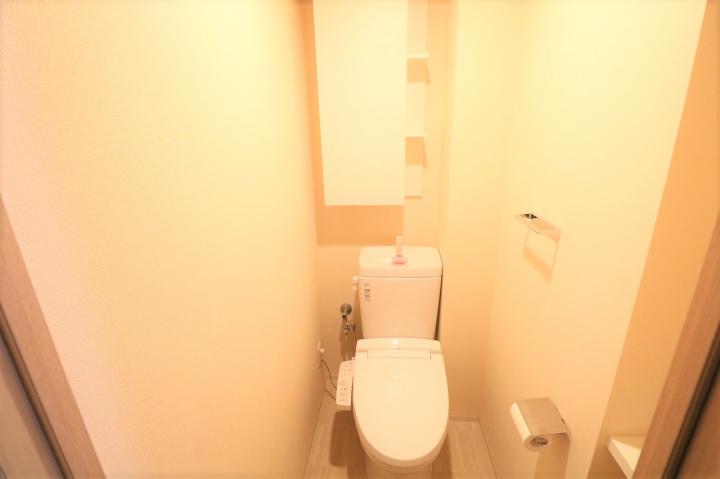 温水洗浄機能付きのトイレです。