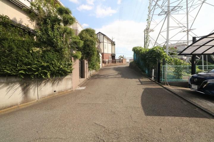 南西側道路です。