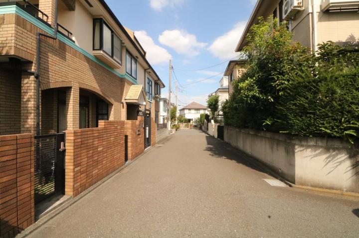 北西側道路です。