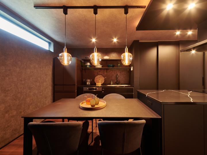 ■アイランドキッチンとダイニングを連結することで、調理・食事・片付けの動線をまとめられます。