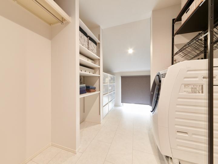 ■3階のサニタリースペース（6帖）。ファミリークローゼットとして利用可能です。