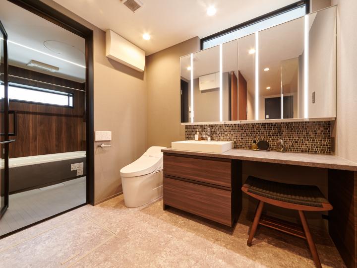 ■縦型LEDライン照明+大容量収納の三面鏡が2台設置された、ホテルライクな洗面所です。