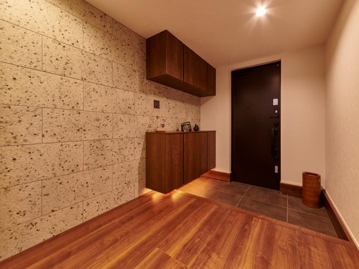 ■約3.7帖の玄関ホールスペースには、上部と下部にそれぞれ靴箱がございます。