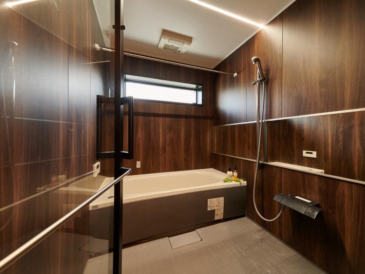 ■1621サイズの広々とした浴室。浴槽は汚れに強い人造大理石です。