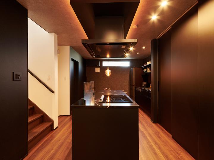 ■ダイニング中央にはブラック基調のアイランドキッチン。　