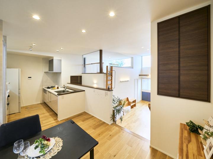 ダイニング部分にも収納がございます。