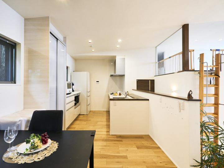 リビングより1段高い場所にダイニングがございます。