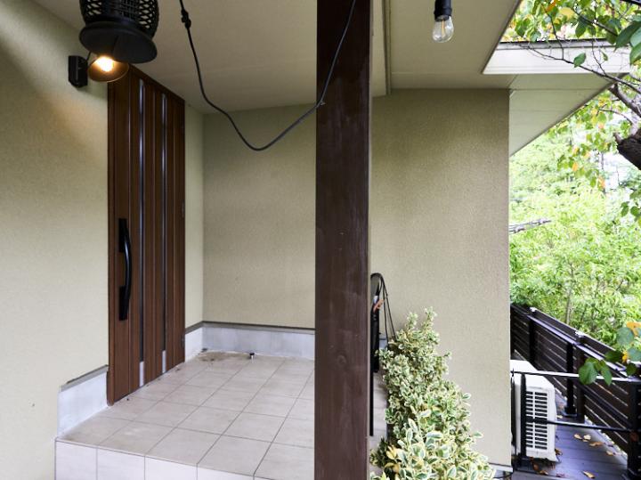 玄関も緑に囲まれております。