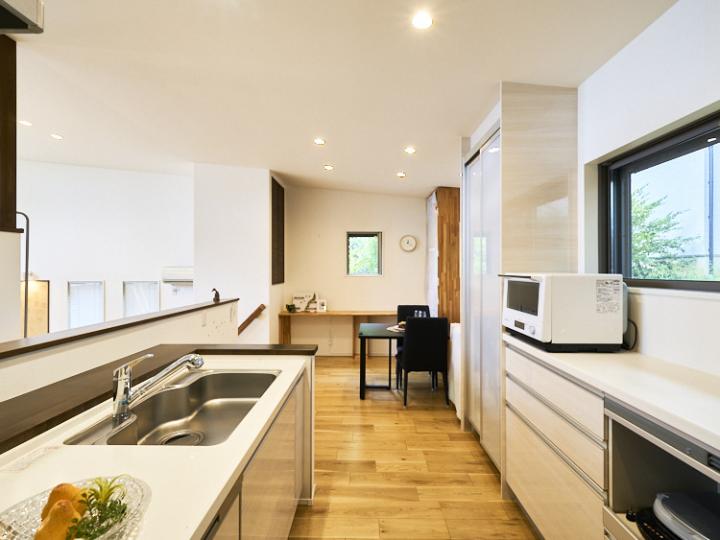 キッチン背面にはユーティリティペースと収納がございます。