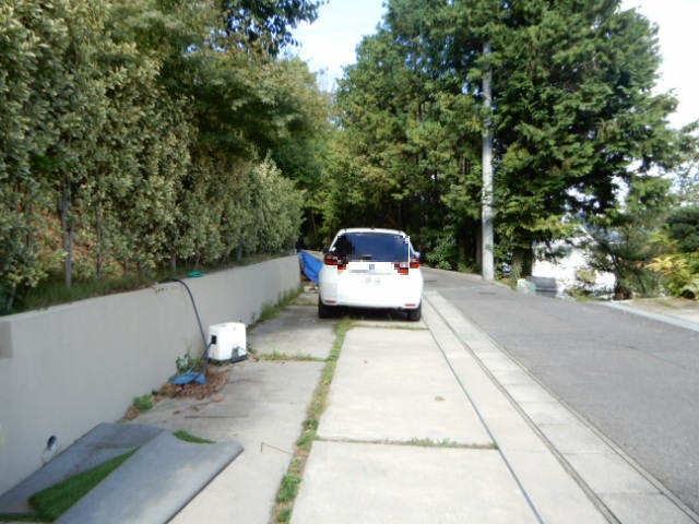 駐車場は縦列で2台駐車が可能です。(車種によっては3台まで可能)